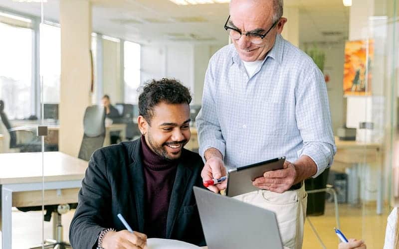 MBA 推薦信怎麼寫？五個關鍵讓你拿到強力推薦信，提升錄取機會